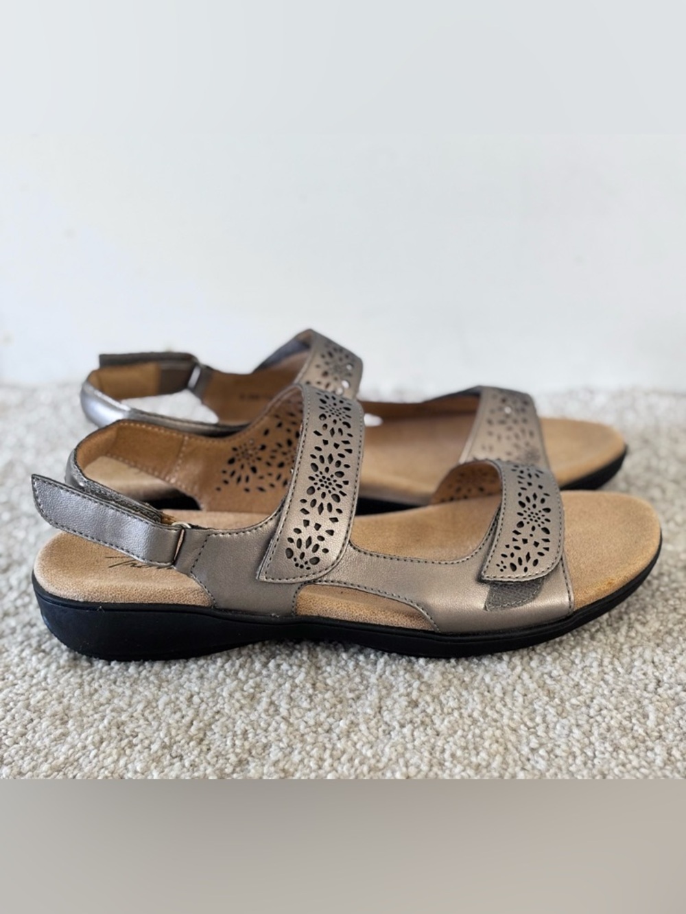 Trotters Romi Pewter Vegan Leather Sandals EUC 8.5 - Picture 4 of 11
